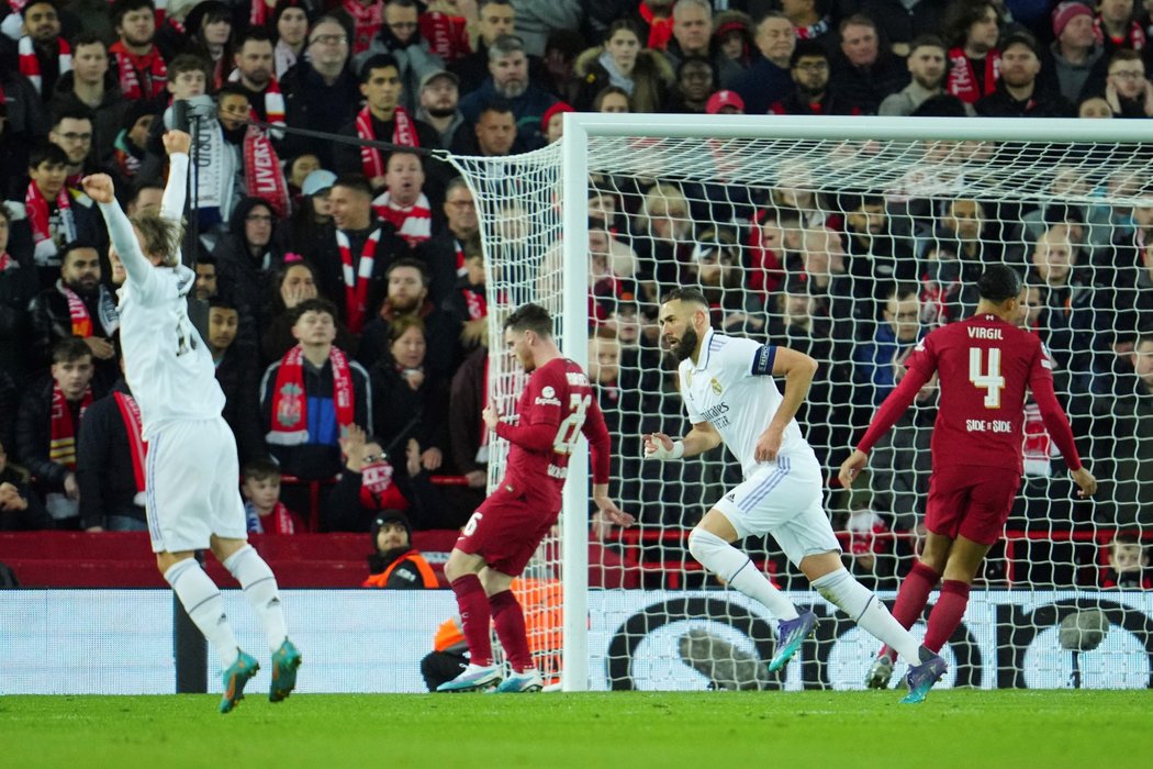 Radost fotbalistů Realu po brance na hřišti Liverpoolu v úvodním osmifinále Ligy mistrů