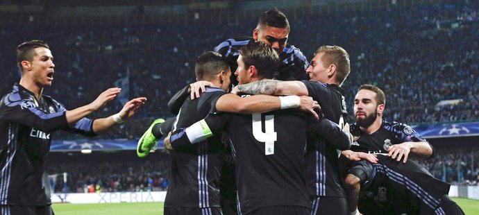 Hráči Realu Madrid se radují z branky do sítě Neapole