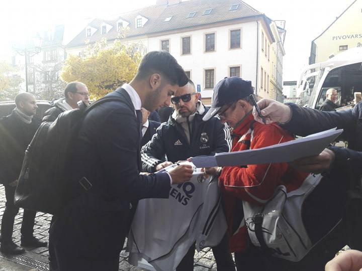 Fanouškům se před příjezdem na hotel v Plzni podepsal Marco Asensio