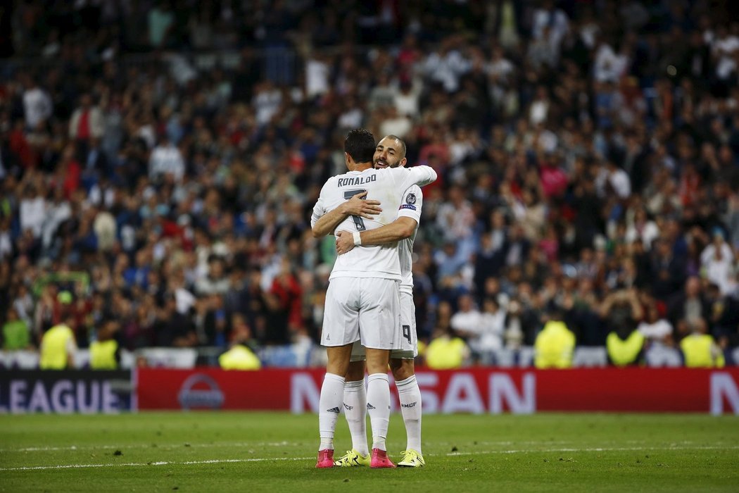 Cristiano Ronaldo se raduje spolu s Karimem Benzemou z branky do sítě Manchesteru City