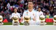 Ronaldo s pěti Zlatými míči, které během své kariéry získal