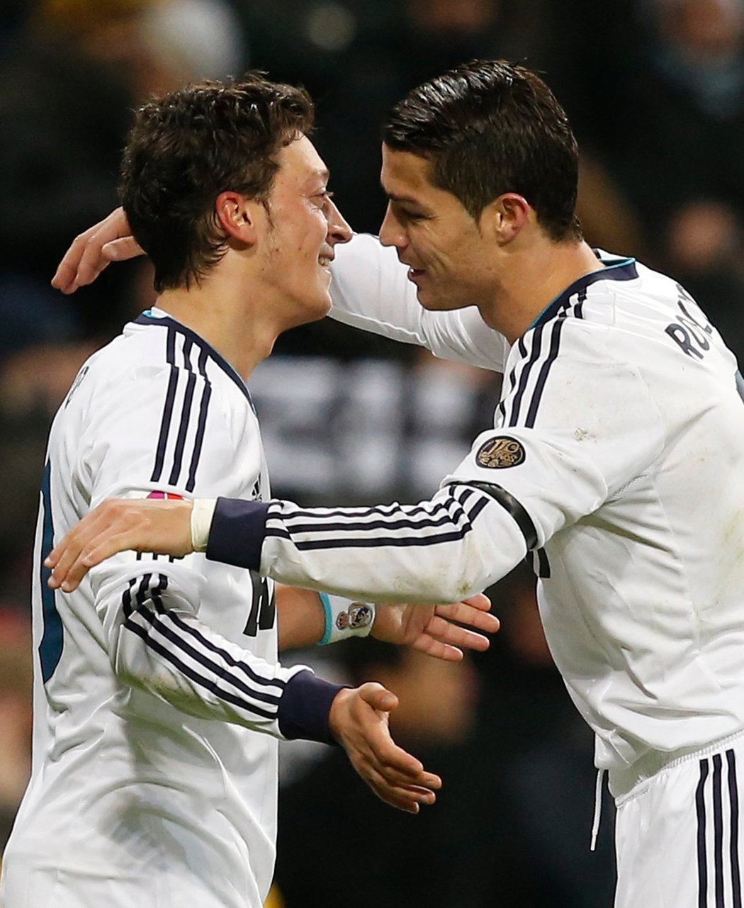 Cristiano Ronaldo se raduje s Mesutem Özilem z vítězství nad Atlétikem Madrid
