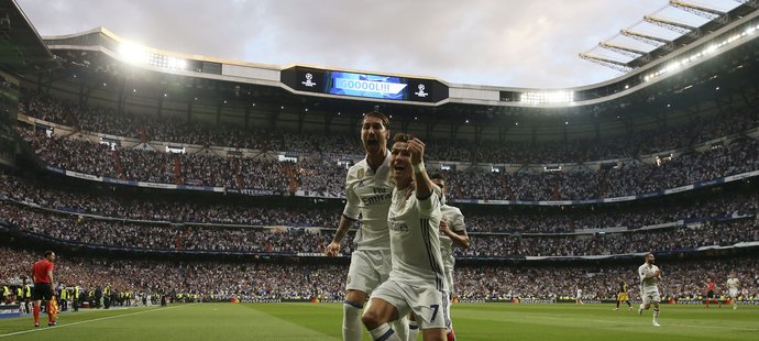 Sergio Ramos a Cristiano Ronaldo oslavují Ronaldovu branku do sítě Atlétika