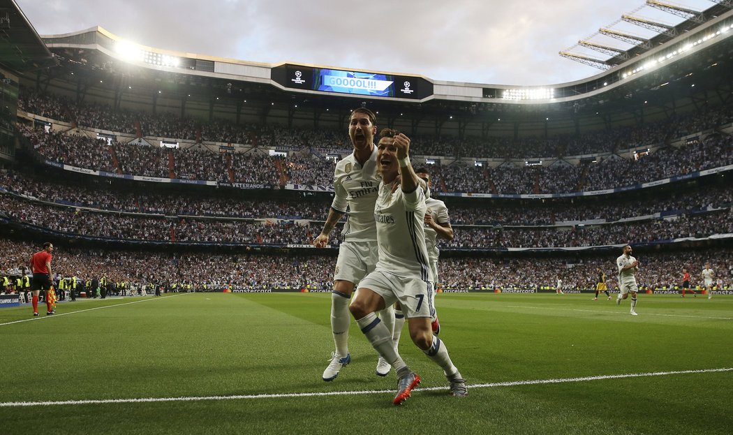 Sergio Ramos a Cristiano Ronaldo oslavují Ronaldovu branku do sítě Atlétika