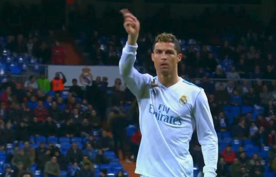 Ronaldo ukazuje fanouškům Realu, že by na Benzemu neměli pískat