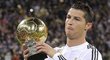 Cristiano Ronaldo pózuje se Zlatým míčem pro nejlepšího hráče světa za rok 2014