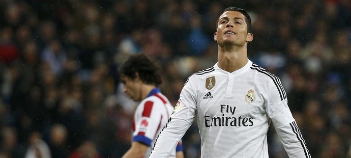 Takhle NE. Ronaldo se zlobí po jedné z neproměněných šancí v pohárovém derby s Atlétikem