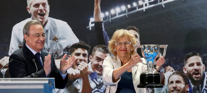 Starostka Madridu Manuela Carmena s replikou trofeje pro vítěze La Ligy