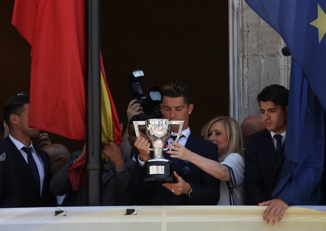Ronaldo s replikou trofeje