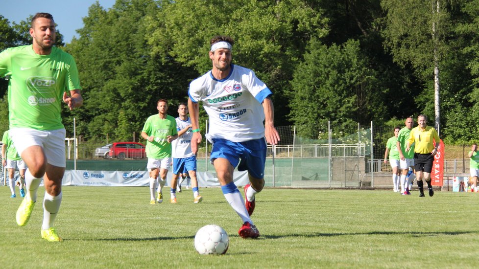 Ondřej Pavelec a Dušan Kožíšek dobíhají balon.