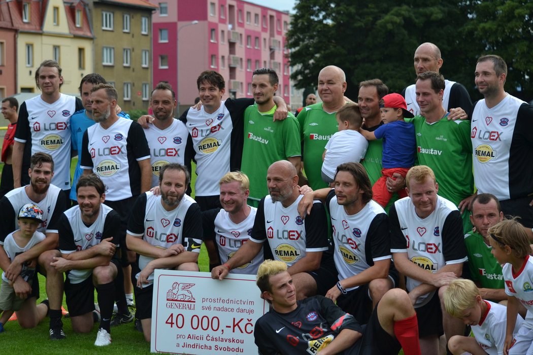 Fotbalový tým osobností Real Top Praha na turnaji v Karlových Varech