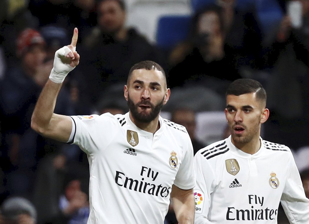 Karim Benzema (vlevo) vstřelil první gól Realu v utkání s Alavesem