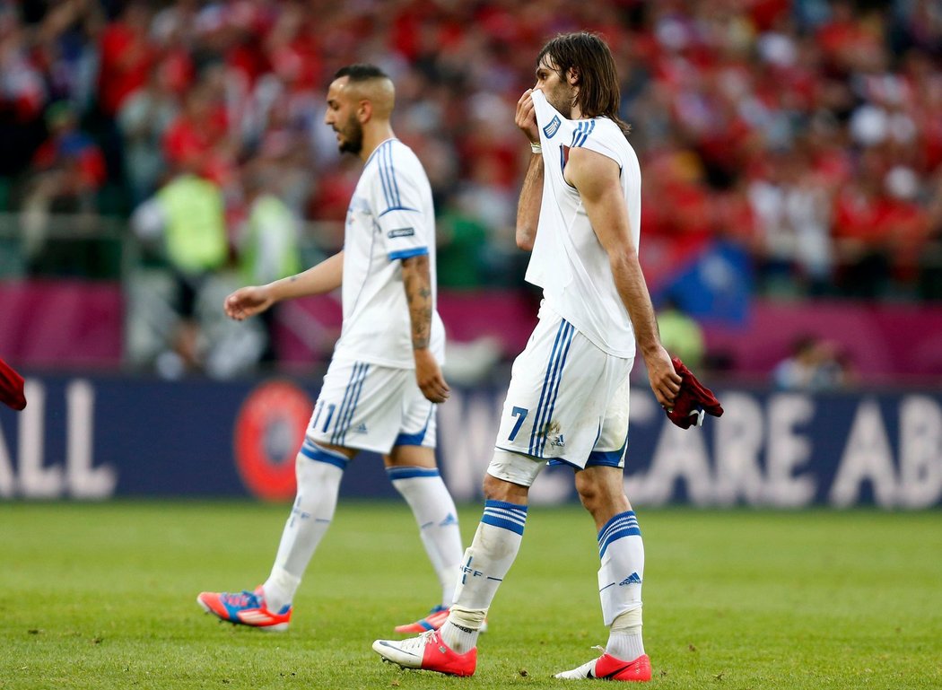 Zklamaní řečtí fotbalisté po utkání s Českem, ve kterém prohráli 1:2