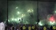 Rozdivočelí fanoušci řeckých klubů Panathinaikos a Olympiacos se porvali před šlágrem ligy s policií. Zápas musel být odložen, policie použila i slzný plyn.
