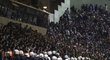 Fanoušci řeckých klubů Panathinaikos Atény a Olympiacos se porvali před šlágrem řecké ligy s policií. Ta musela zasahovat i na stadionu. Prestižní zápas byl odložen.