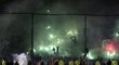 Rozdivočelí fanoušci řeckých klubů Panathinaikos a Olympiacos se porvali před šlágrem ligy s policií. Zápas musel být odložen, policie použila i slzný plyn.
