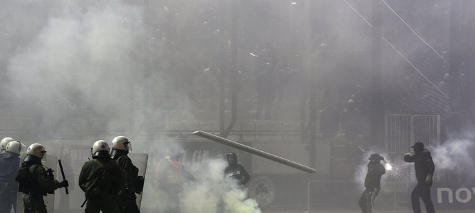 Policie musela v sobotu krotit divoké fanoušky v řecké lize. Šlágr mezi Panathinaikosem a Olympiakosem byl odložen.