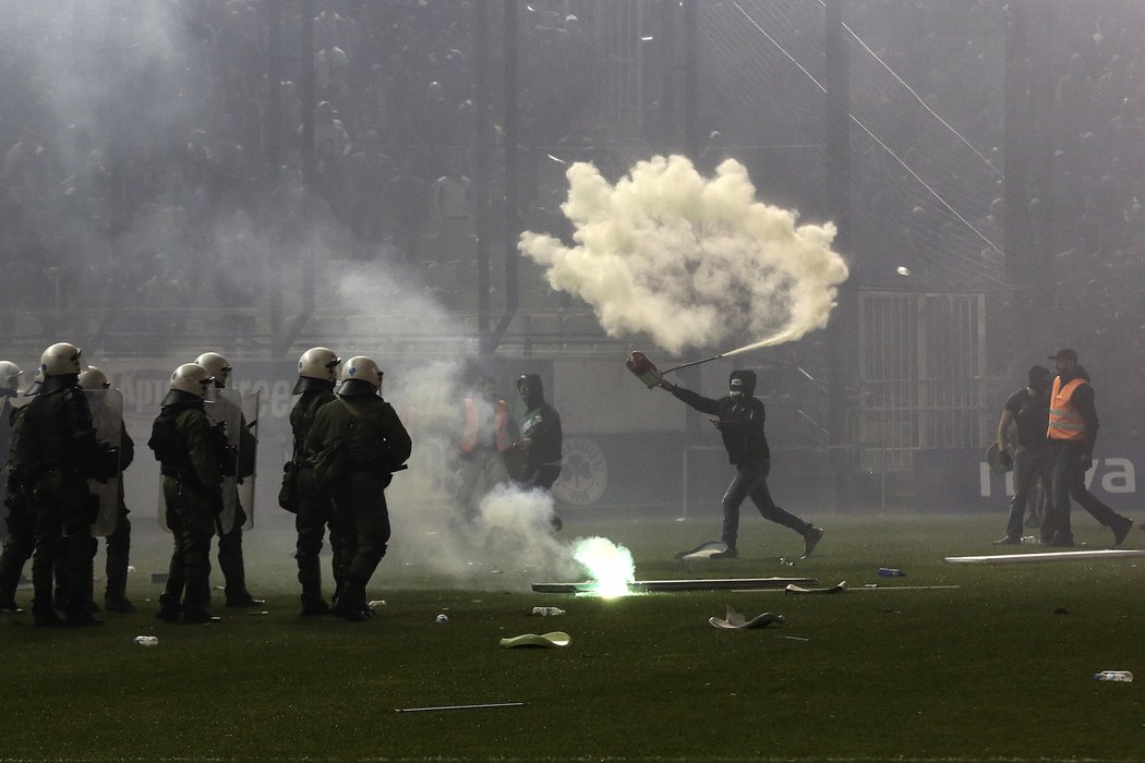 Šlágr řecké ligy mezi fotbalisty Panathinaikosu a Olympiakosu Pireus bylo kvůli násilnostem fanoušků odloženo. Zasahovat musela policie.