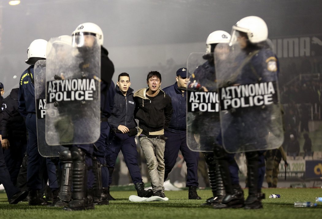 Rozdivočelí fanoušci řádili před šlágrem řecké ligy mezi Panathinaikosem a Olympiakosem. Zasahovat musela policie a to ve městě i na stadionu, policie použila i slzný plyn