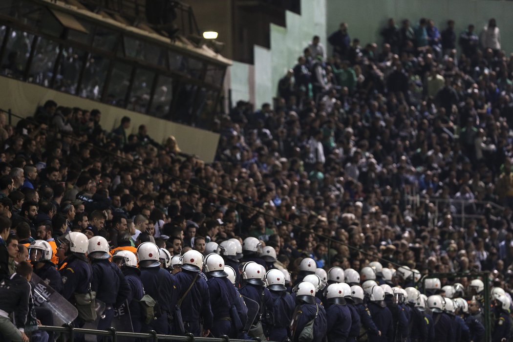 Fanoušci řeckých klubů Panathinaikos Atény a Olympiacos se porvali před šlágrem řecké ligy s policií. Ta musela zasahovat i na stadionu. Prestižní zápas byl odložen.