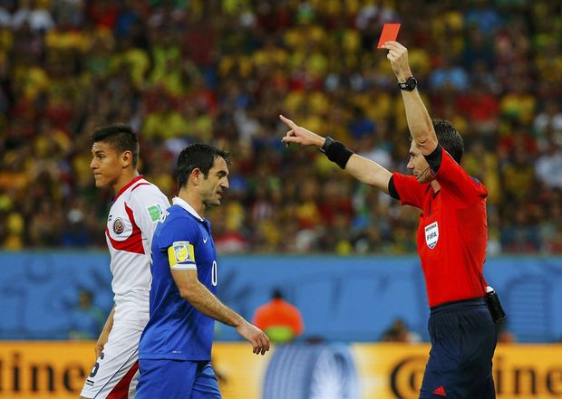 Oscar Duarte hloupě fauloval a po druhé žluté kartě byl vyloučen Oscar Duarte hloupě fauloval a po druhé žluté kartě byl vyloučen