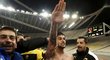 Záložník Jorgos Katidis z AEK Atény dostal za fašistický pozdrav doživotní zákaz působení v řecké reprezentaci. Hráč se omlouval tím, že nevěděl, co gesto znamená.