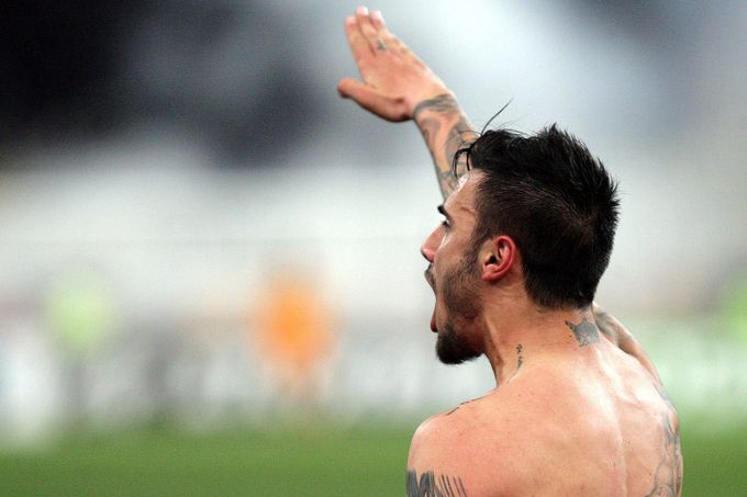AEK Atény má pech. Po hajlování hráče zavřeli šéfa klubu AEK Atény má pech. Po hajlování hráče zavřeli šéfa klubu