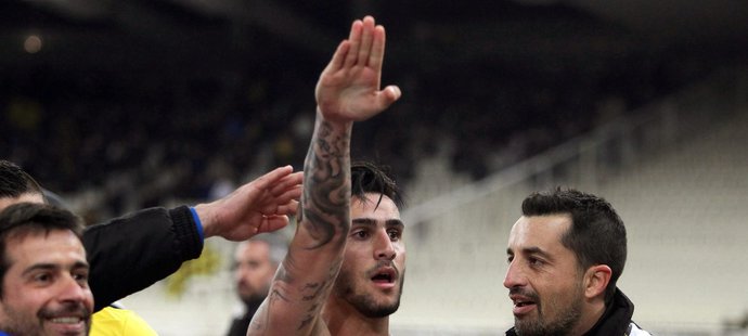 Záložník Jorgos Katidis z AEK Atény dostal za fašistický pozdrav doživotní zákaz působení v řecké reprezentaci. Hráč se omlouval tím, že nevěděl, co gesto znamená.