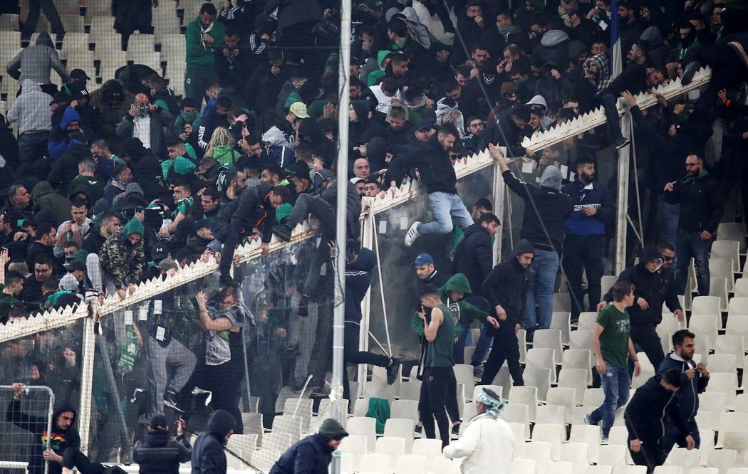 Fotbalisté Panathinaikosu přišli kvůli výtržnostem fanouškům v březnovém aténském derby s Olympiakosem Pireus o pět bodů 