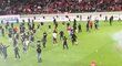 Fanoušci Olympiakosu se postarali o pořádný skandál, když vtrhli na hřiště