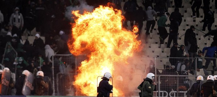 Násilnosti na řeckém stadionu.