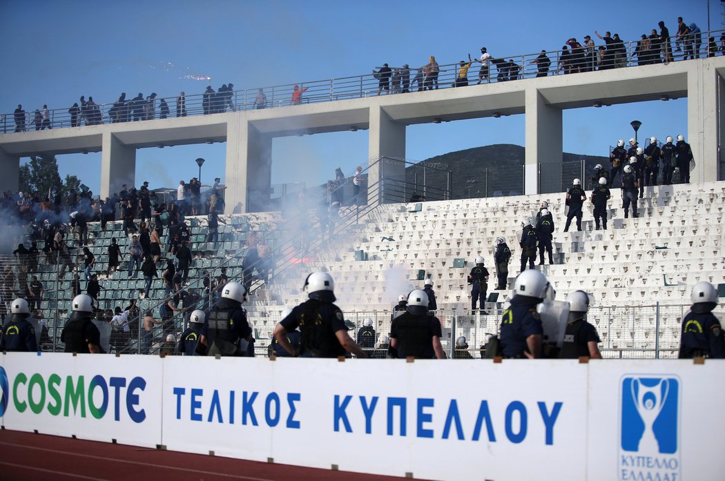 Finále řeckého poháru provázely brutální výtržnosti fanoušků