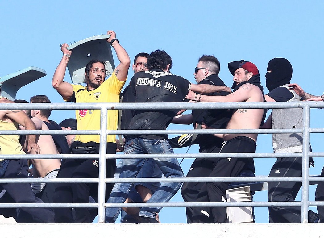 Fanoušci AEK Atény a PAOK Soluň se drsně střetli před finále řeckého poháru