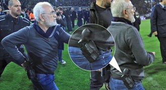 Šílenost! Majitel PAOK si došel pro sudího s pistolí, Řecko pozastavilo ligu