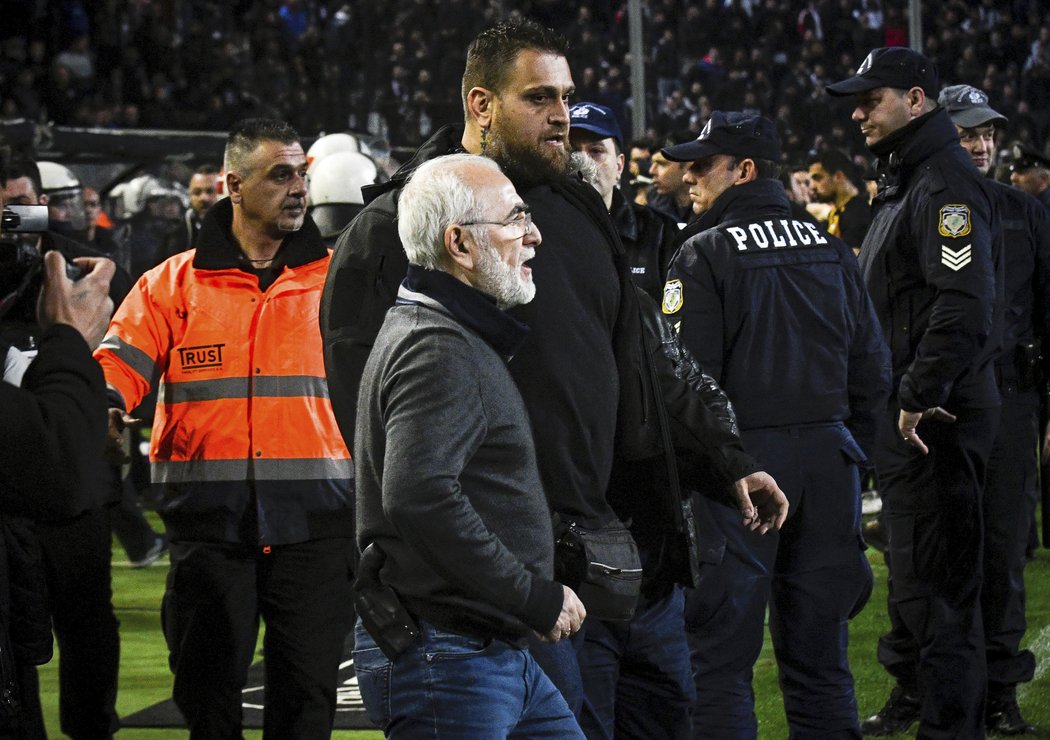 Majitel řeckého PAOK Soluň si došel pro rozhodčího s revolverem v pouzdru