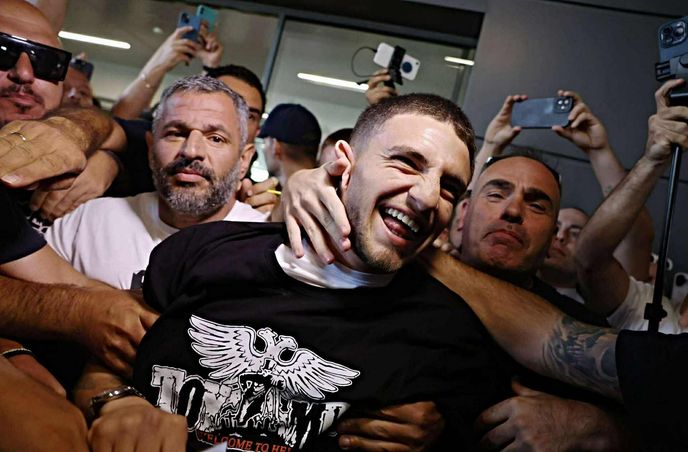 Nadšený Christos Zafeiris si užívá přivítání na letišti v Soluni Nadšený Christos Zafeiris si užívá přivítání na letišti v Soluni