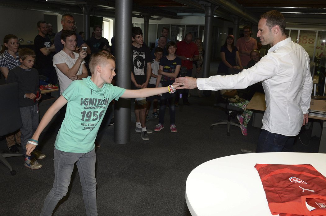Gólman Arsenalu a české reprezentace Petr Čech během návštěvy redakce Sportu odpovídal i na otázky přítomných dětí