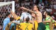 Australská radost z postupu na mistrovství světa do Kataru, kam v penaltovém rozstřelu pomohl gólman Andrew Redmayne