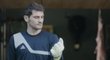 Brankář Iker Casillas lapal mouchy před garáží, ve které mu visí pořádný kus masa