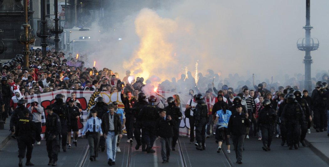 Pochod slávistických Ultras před derby se Spartou