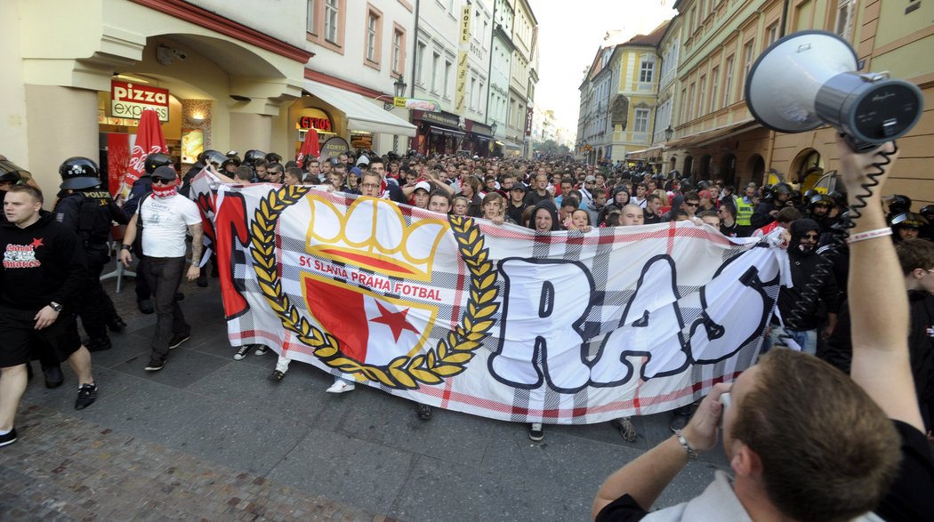 Slávističtí fanoušci pochodovali před derby Prahou