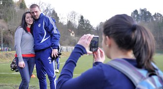 Řepka se tulil ke studentkám: Ty kvůli fotce utekly ze školy