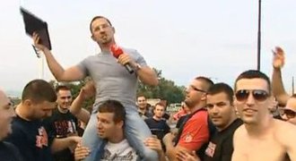 VIDEO: Hop! Divocí fanoušci si házeli s reportérem