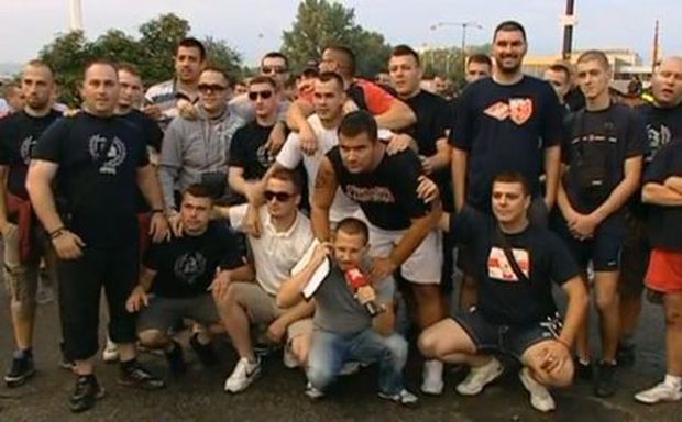 Takhle řádili fanoušci CZ Bělehrad s reportérem slovenské televize před utkáním se Slovanem. Takhle řádili fanoušci CZ Bělehrad s reportérem slovenské televize před utkáním se Slovanem.