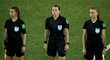 Ukrajinská rozhodčí Kateryna Monzulová a její asistentky Maryna Striletská a Svitlana Grušková před zápasem Andorra - Anglie