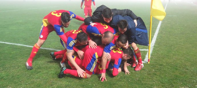 Fotbalisté Andorry se radují z gólu v přátelském zápase proti San Marinu