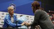 Francouzský kouč Didier Deschamps na tiskové konferenci dostává kytici od britské novinářky