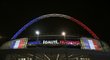 Stadion ve Wembley se v pondělí pietně převlékl do francouzských barev a svítí na něm heslo Svoboda, rovnost, bratrství