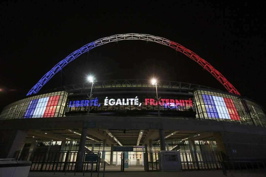 Stadion ve Wembley se v pondělí pietně převlékl do francouzských barev a svítí na něm heslo Svoboda, rovnost, bratrství