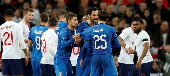 Přípravný zápas Itálie s Anglií nabídl i kontroverzi, o kterou se postaral